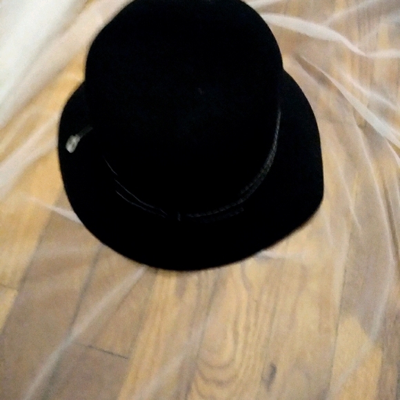 hat - Picture 1 of 5